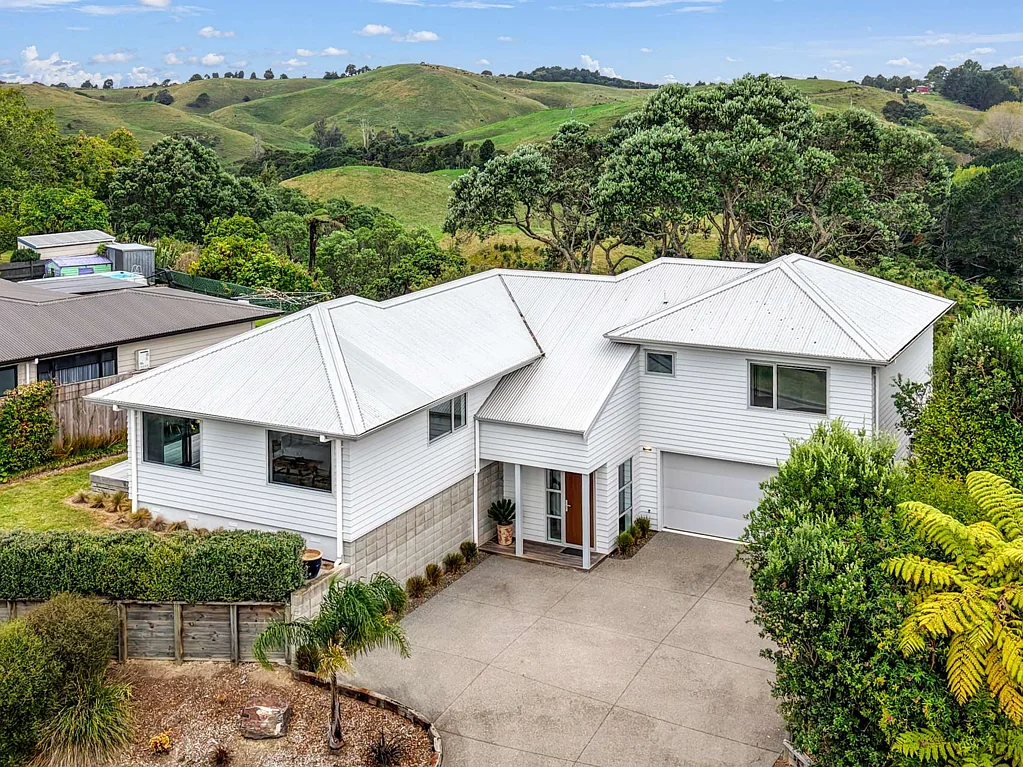 Whakatane 3 Bedroom Luxury Living at the "Top of the World"!