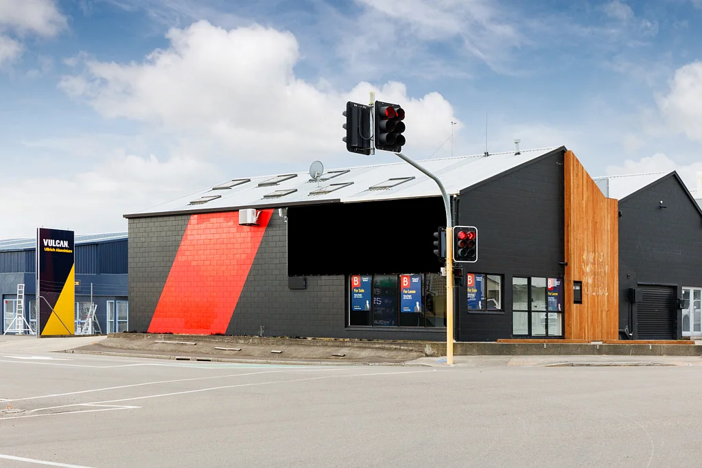 Roslyn High profile corner site for lease