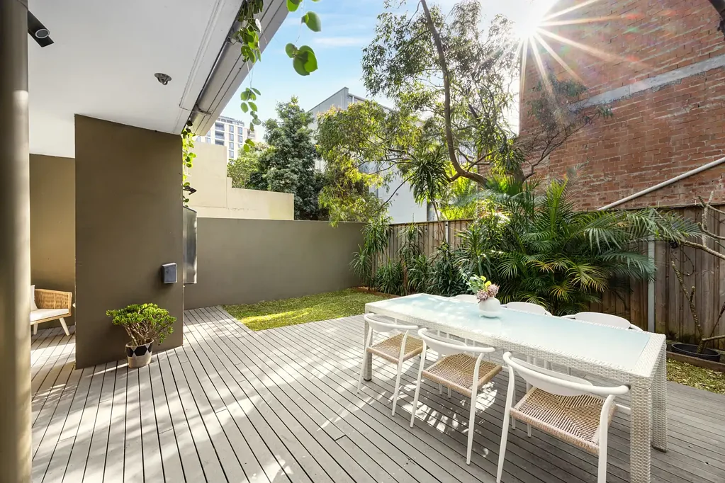 Waterloo 2 Slaapkamer SPECTACULAR 128M2 TWO-BEDROOM COURTYARD APARTMENT WITH EAST ASPECT