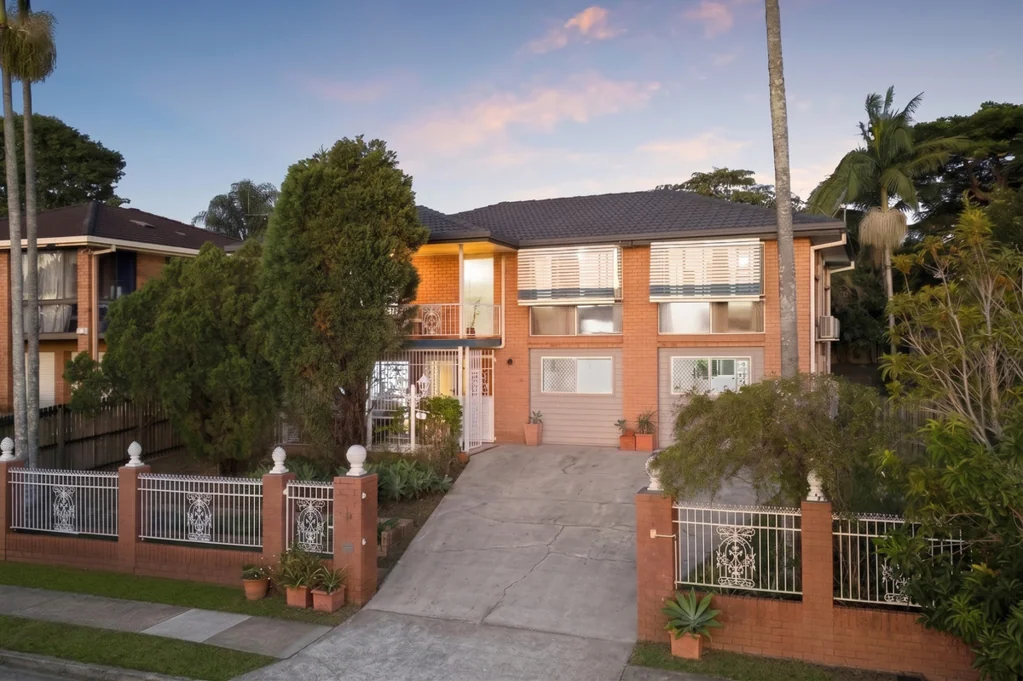 Robertson 6chambre A Home Where Space, Flexibility & Family Living Come Together