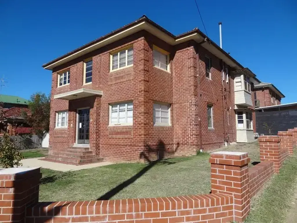 LARGE 1 BEDROOM UNIT!