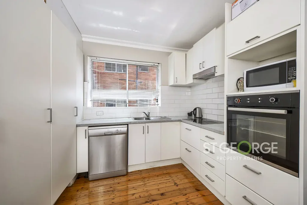 Well-Kept & Convenient 2 Bedroom Apartment