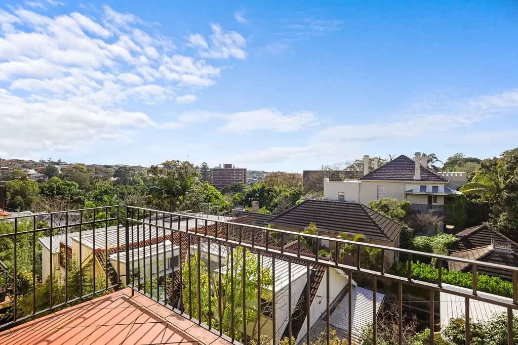 Treetop Hideaway Moments to Bronte Beach!