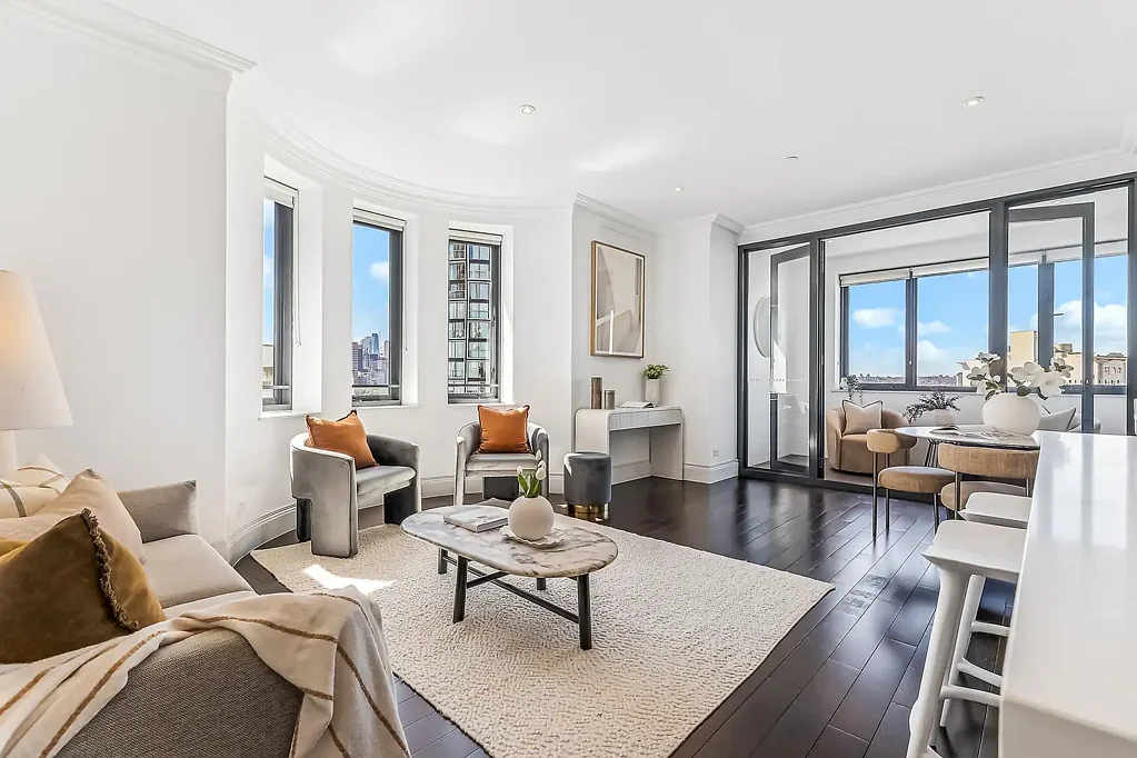 Potts Point 2房 装饰艺术风格 精致奢华 城市海港景观 自然采光充沛 开放式生活空间 指定汽车升降停车 现代精致 米勒电器 An elevated corner position in stylish art deco conversion with city skyline and harbour outlooks