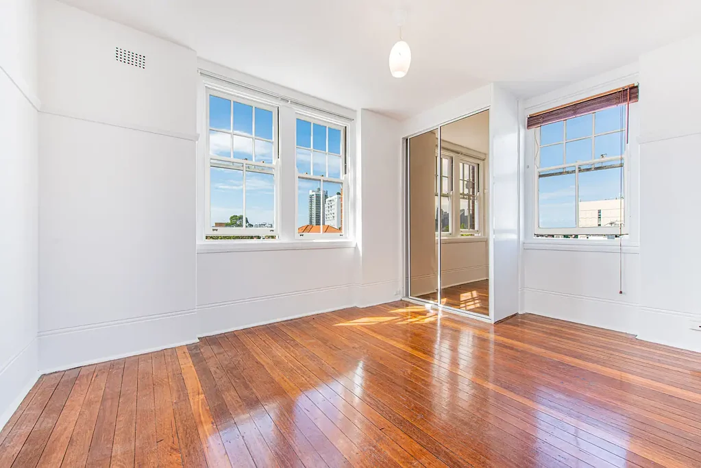 Bright Art Deco studio in the heart of area