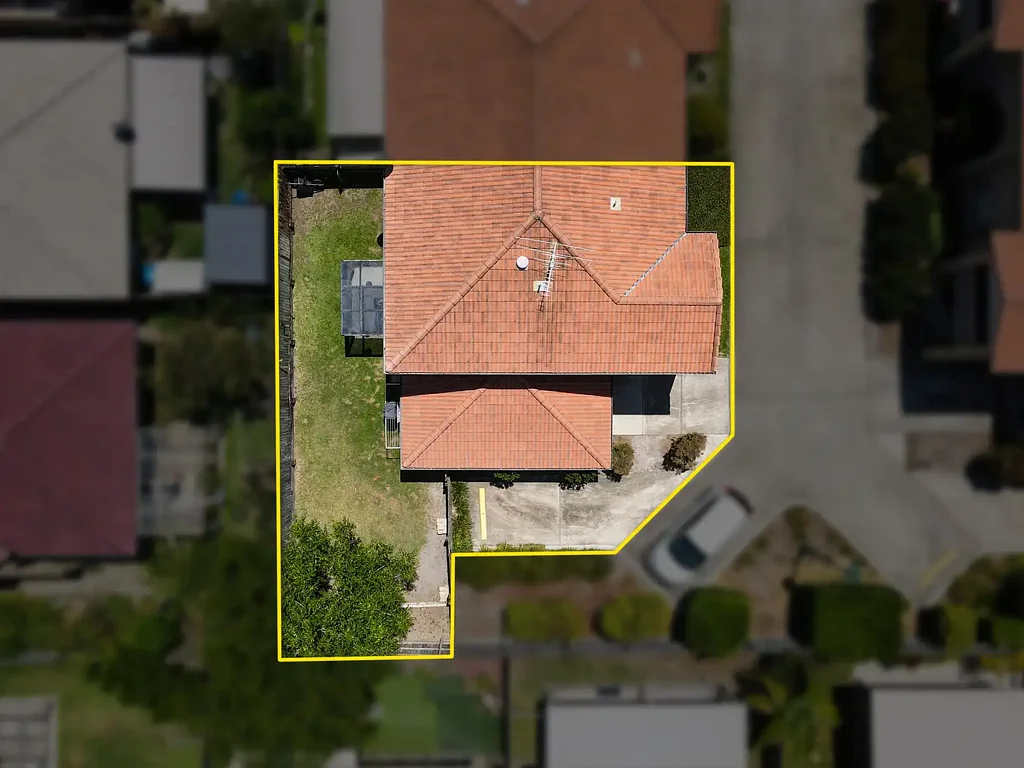 Deception Bay 3房 时尚现代联排 两层采光充足 开放式起居厨房 私人露台便利 车库内部进入 社区泳池车位 安全封闭社区 步行海滨购物 Modern Townhouse with Large Courtyard