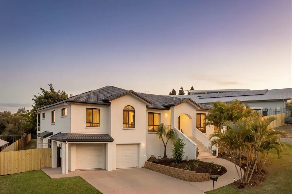 Bellbowrie 5Moenga Spectacular Entertainer in One of Bellbowrie's Most Desired Streets