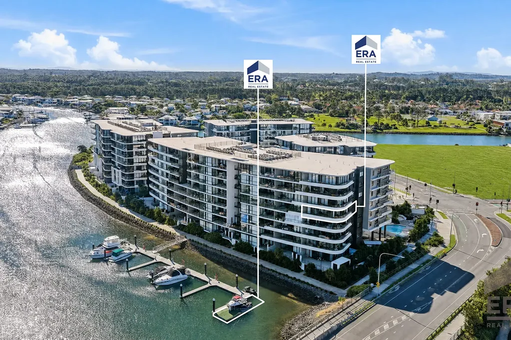 Hope Island 2غرفة نوم Luxury & Rare Corner Res 144m2 with Wrap around Balcony & large 15 metre Marina Berth + * Boat + Massive Storage for Boat Equipment- Fully Furnished