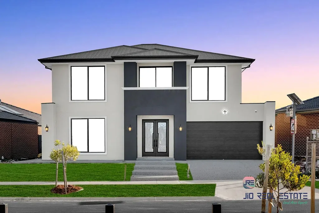 Melton South 5 Bedroom UNIQUE/ ELEGANT/ 2 KITCHENS/ 2 MASTERS EN-SUITES/ EAST FACING DOUBLE STORY WITH BREATHTAKING SCENIC VIEWS