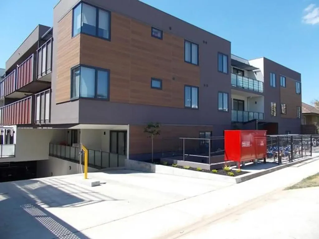 Close to Deakin Uni - 2 Bedrooms, 2 Toilets, 1 Car space
