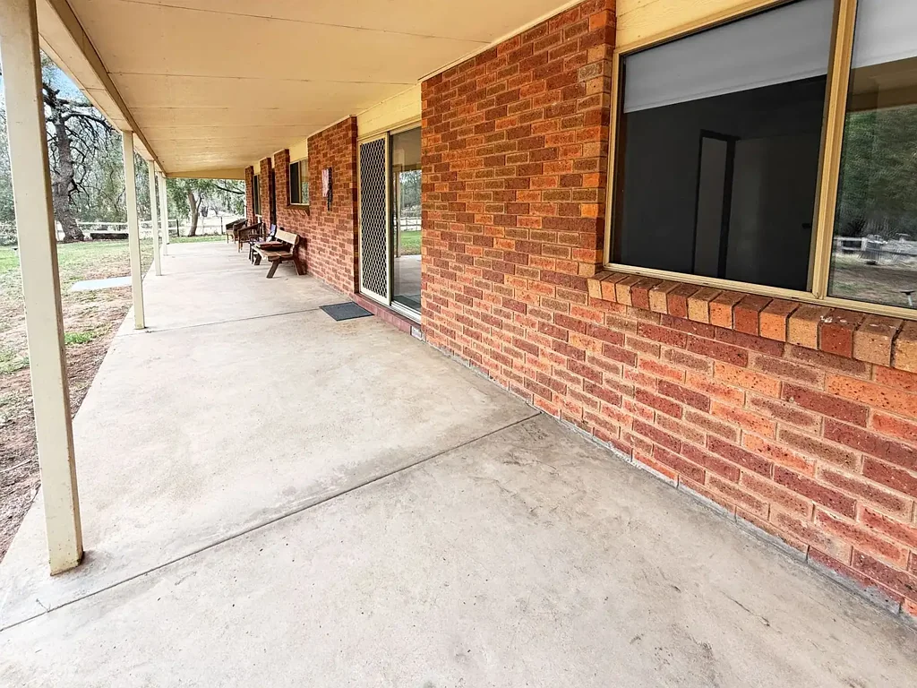 UNIQUE RIVER PROPERTY WITH A 1 BED UNIT