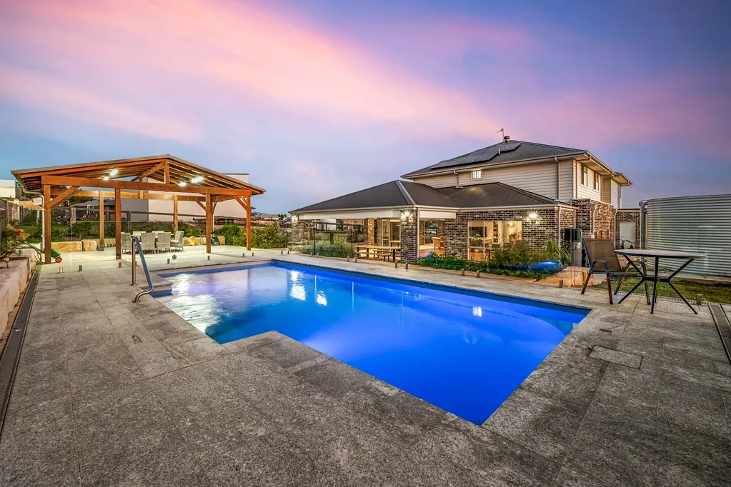 Branxton 5房  Modern Luxury Meets Expansive Country Living with breath taking views of the Brokenback range!
