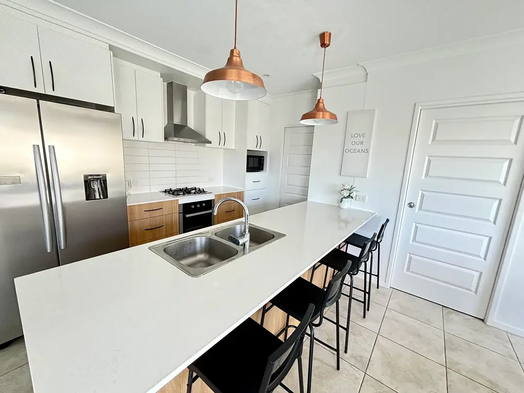 Luxurious 5-bed, 2-bath Helensvale
