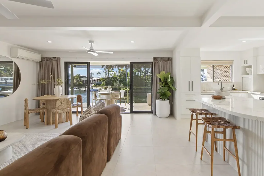 Broadbeach Waters 3 Slaapkamer Renovated Waterfront Villa with Effortless Coastal Convenience