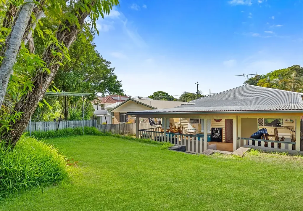 Wynnum 4房 Wynnums靓宅 低维护地块 便利生活方式
高尔夫近在咫尺 海滨商店交通便利
四卧室吊扇采光窗 整洁厨房独立洗衣房
绿树成荫后院带顶娱乐区 理想学区范围
翻新扩建增值潜力 业主必售 高需求地区机会 Investors  Prime Location  Walk to Golf Course, Train & Shops