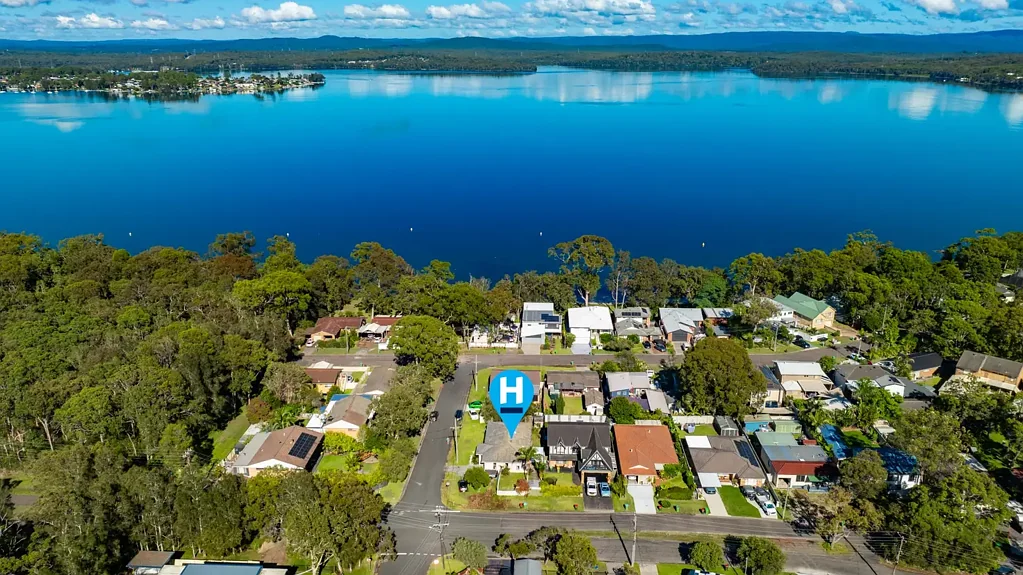 Summerland Point 3房  Lakeside Living on a Generous Corner Block – Moments to the Waterfront