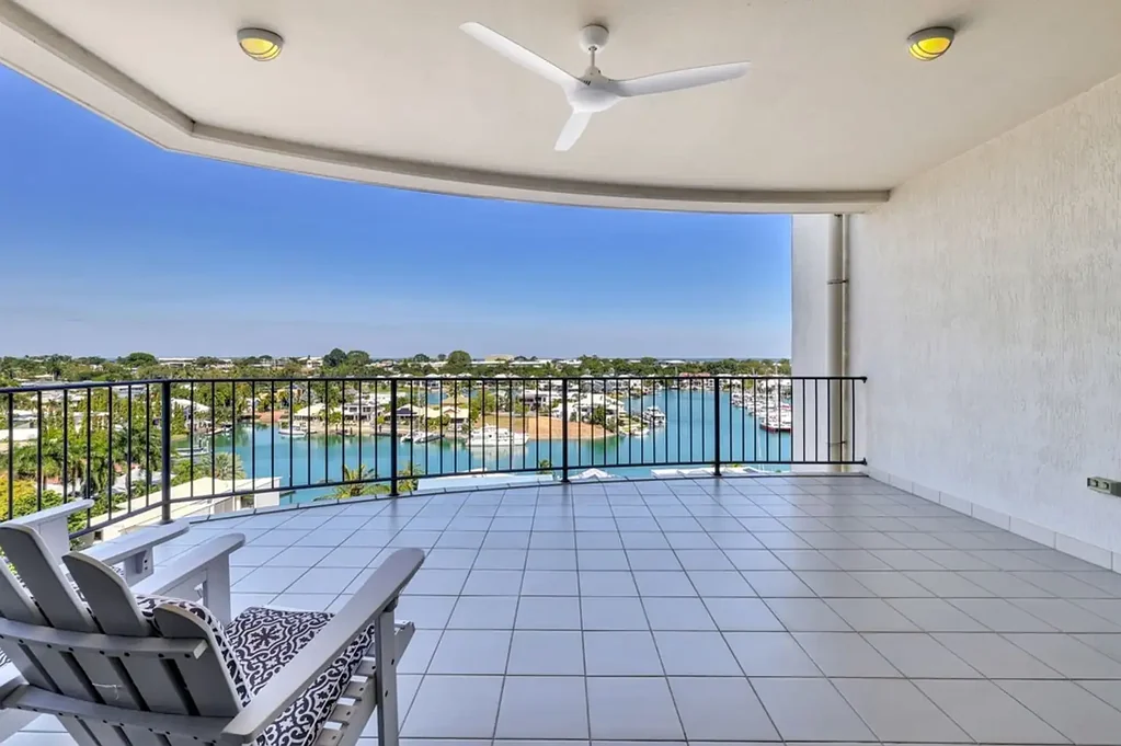 Stunning Apartment Overlooking Marina