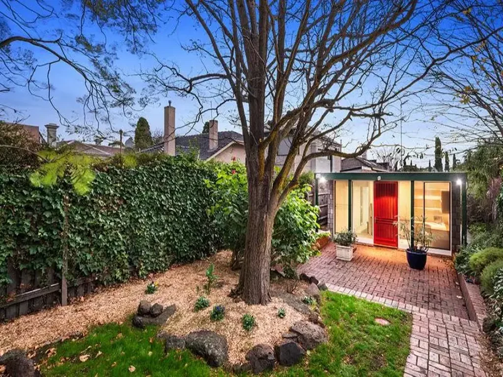 ELSTERNWICK LIVING