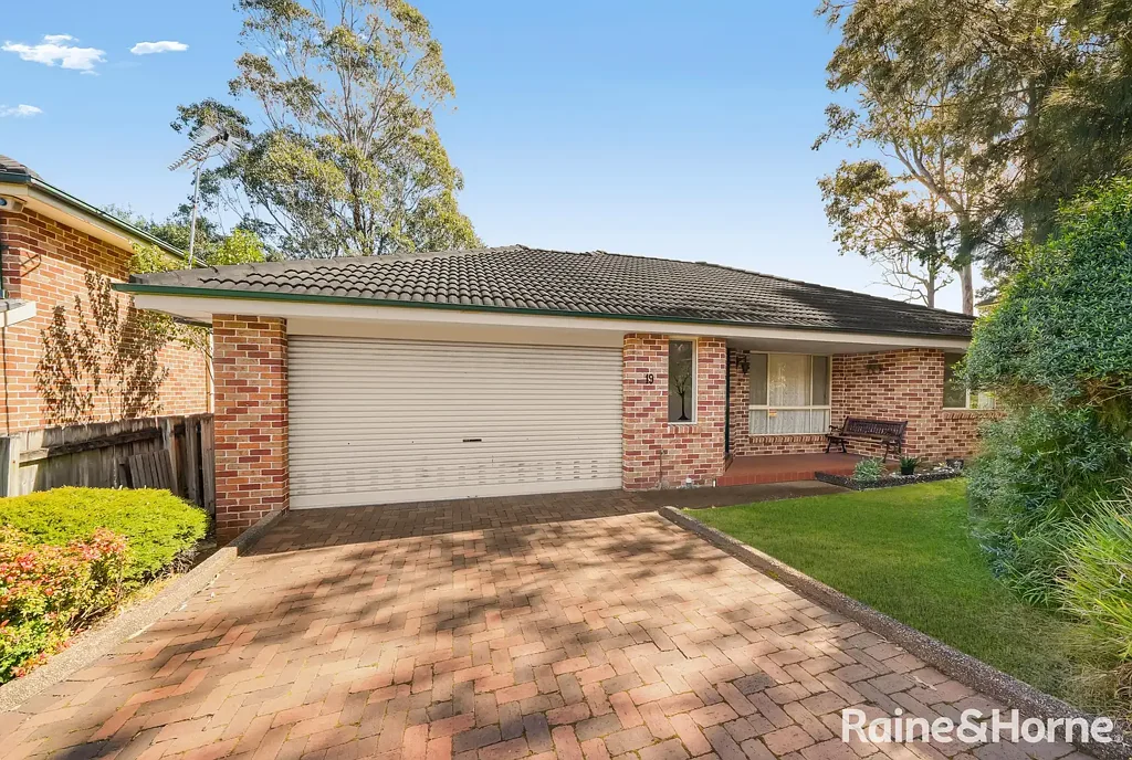 Glenfield 3 Bedroom Beautifully Maintained Dwelling Moments from Glenfield Station
