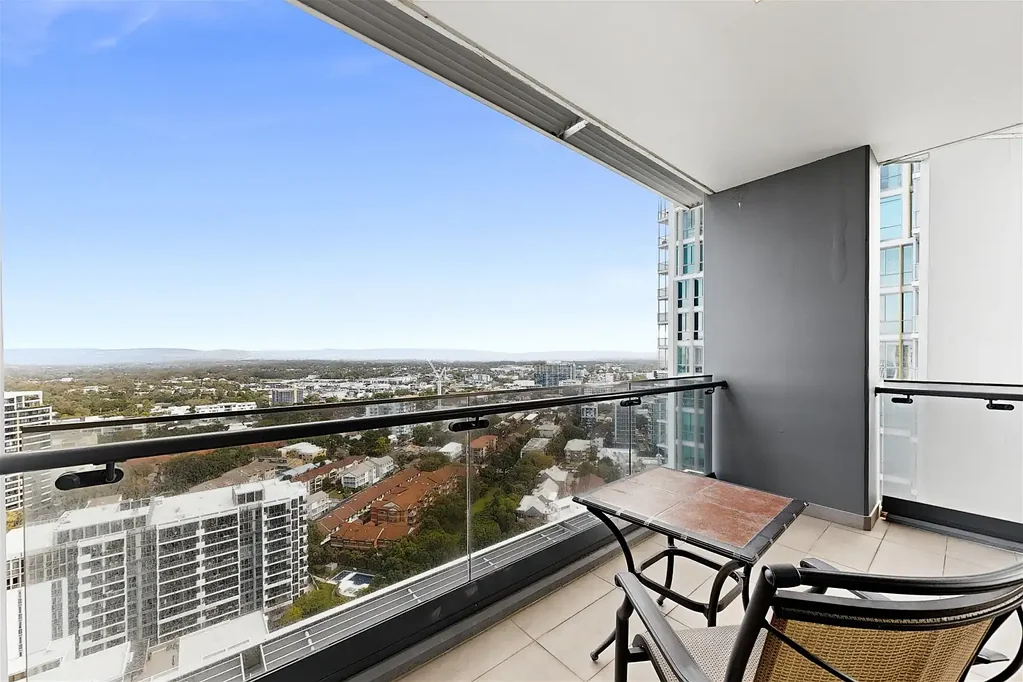 Southport 2 Slaapkamer Move In Immediately - Spacious 2-Bedroom with Ocean & Skyline Views