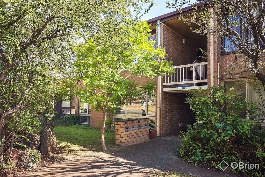 Parkdale 2房 安静角落  两卧宽敞  主卧带学习角  开放式起居  翻新浴室  双水槽洗衣区  底层安全车位  绿树成荫  学校环绕 More Than Meets the Eye in a Beachside Pocket of White Street