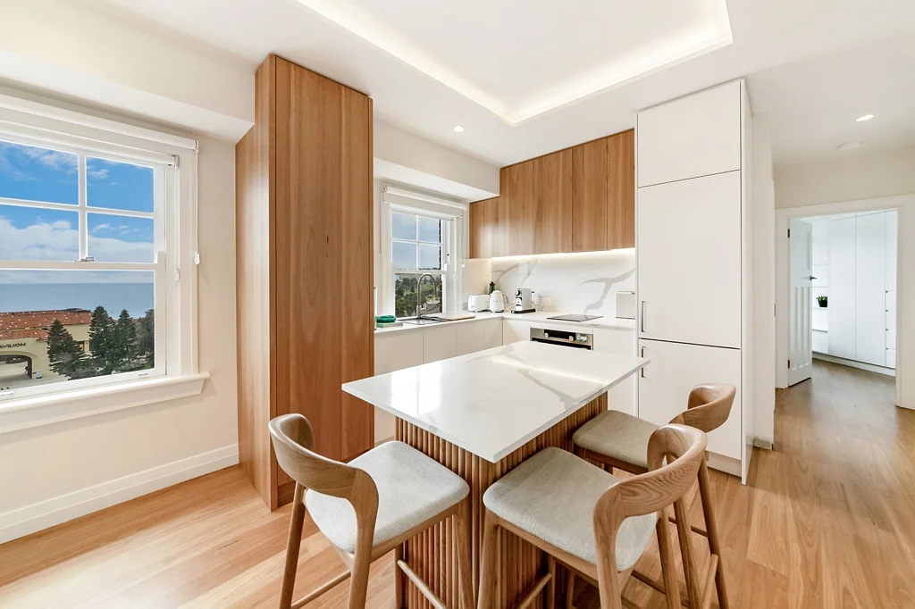 Light Filled Executive apartment with direct views over looking Beach Beach