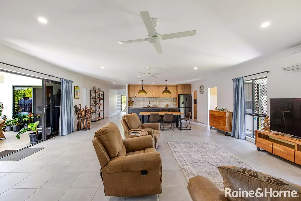Wonga Beach 4房  Near-new beachside home on over half-an-acre