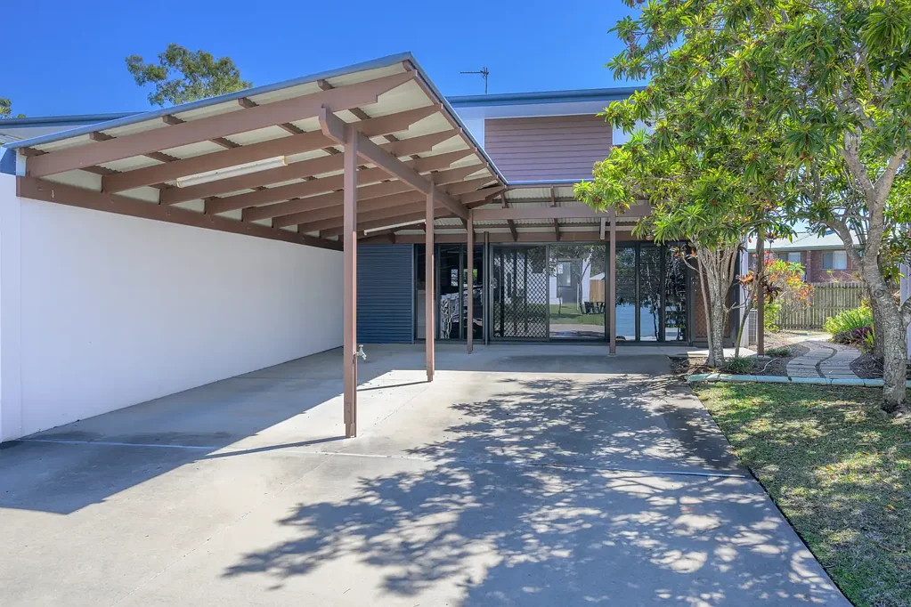 South Gladstone 3Zimmer STYLISH 3 BEDROOM TOWNHOUSE…SECURE GATED COMMUNITY…MOVE IN READY