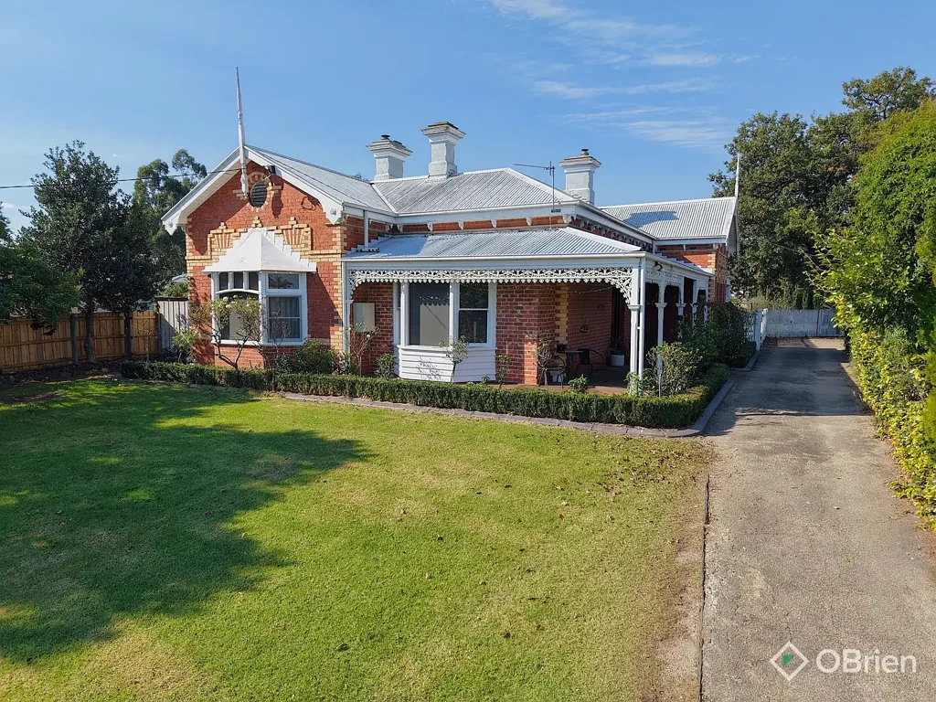 East Bairnsdale 4 Bedroom Tulaba House - Where History, Elegance, and Lifestyle Converge