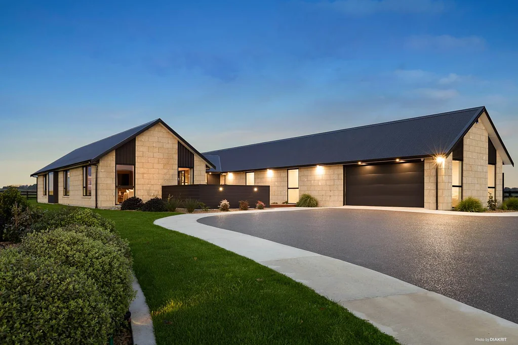 Onewhero 4Kwarto Near-New Deluxe Home on 12.5ha – Your Rural Dr...