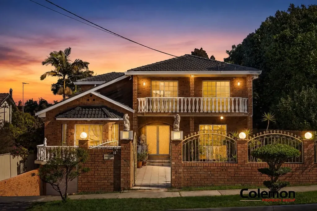 Campsie 5कमरा Grand Full Brick Family Residence | Five Bedrooms | Three Levels