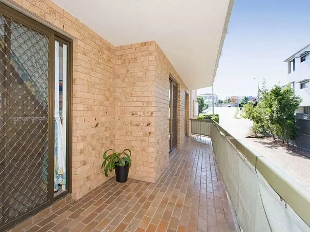 3 BEDROOMS IN CONVENIENT INDOOROOPILLY