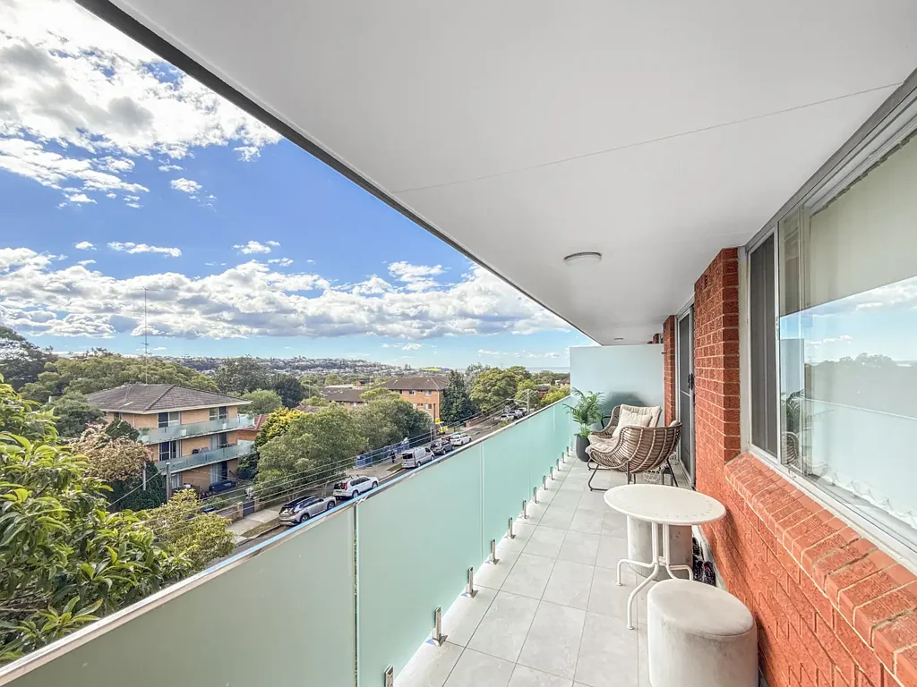 " Spacious Top Floor Apartment With Coastal Views "