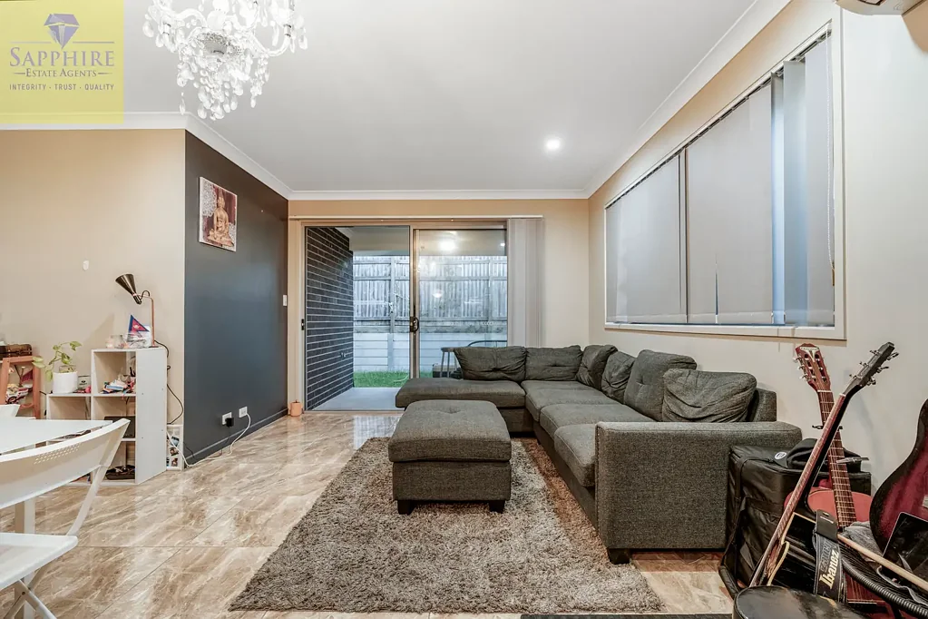 Pallara 4chambre Stylish Family Home in an Elevated Position – Walk to School, Shops & Transport!