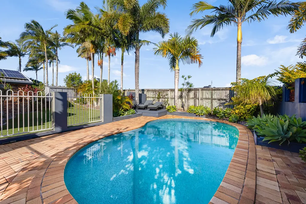 Bli Bli 4Zimmer ELEVATED 700M2 FULLY FENCED BLOCK WITH DEDICATED SIDE ACCESS, HEATED SALTWATER SWIMMING POOL, LARGE SOLAR PANEL SYSTEM!