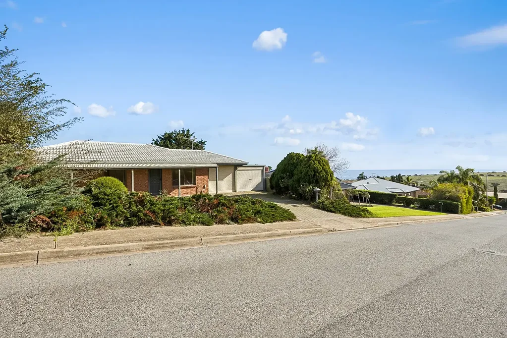Hallett Cove 3房  Views, Value and Opportunity!