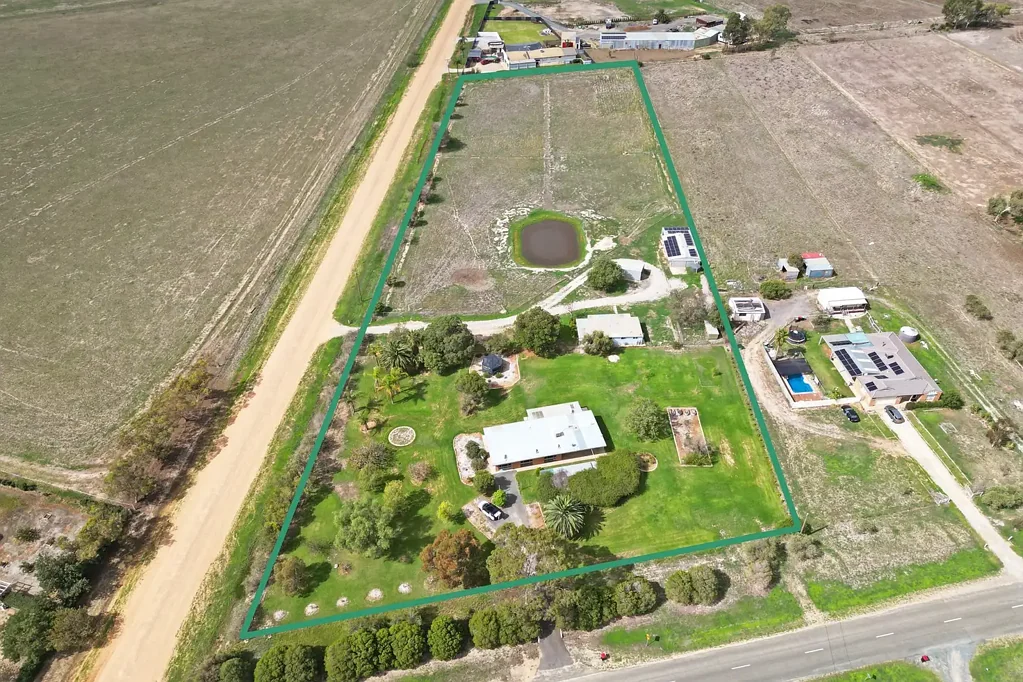 Deniliquin 6房  Lifestyle, Space & Dual Living – Renovated Family Home on 5 Acres and 5 Minutes from Town