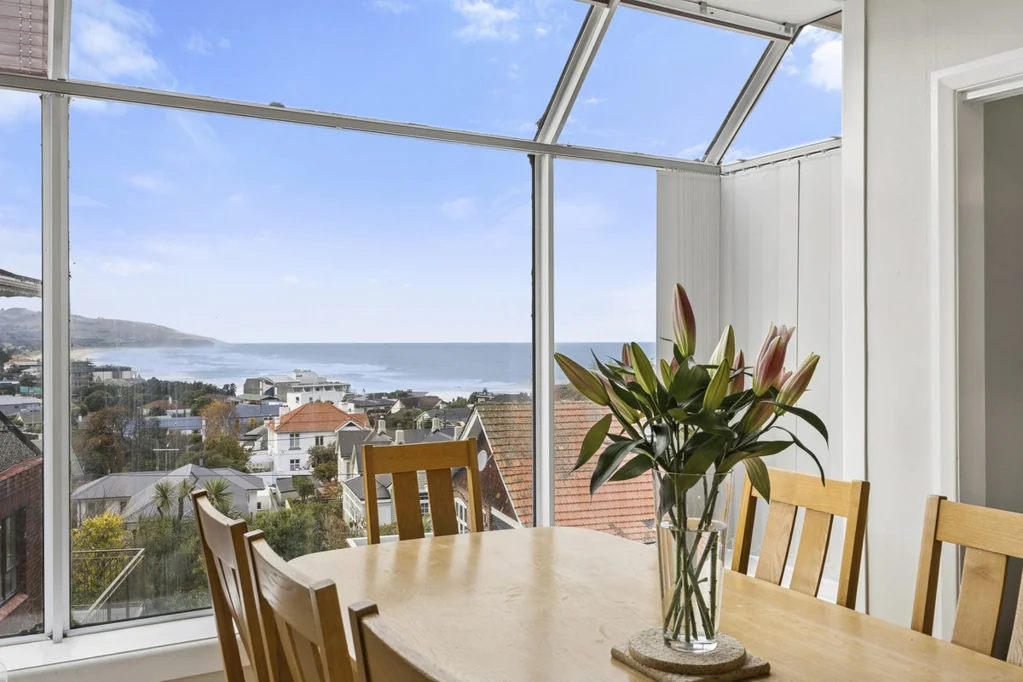 Saint Clair 5房  Coastal Living with Space for the Whole Family