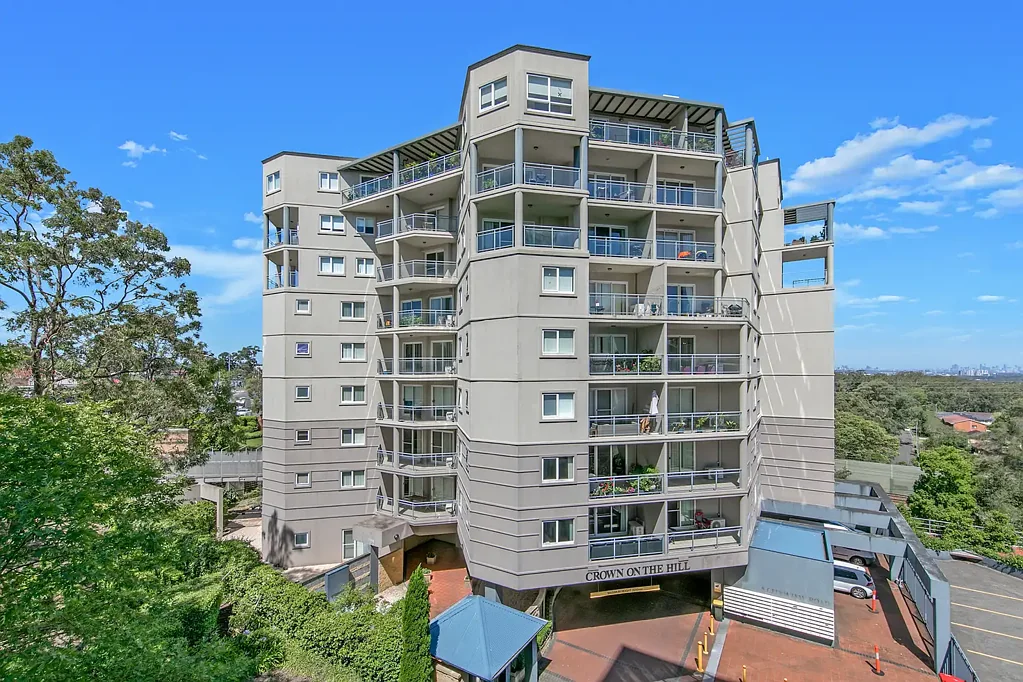 Pennant Hills 3房 黄金地段底层公寓 三房带步入式衣帽间 双车位车库 围栏庭院 学区房 综合楼设施齐全 距离火车站近 3 Bedroom Ground Floor Apartment with Expansive Courtyard & Exceptional Storage