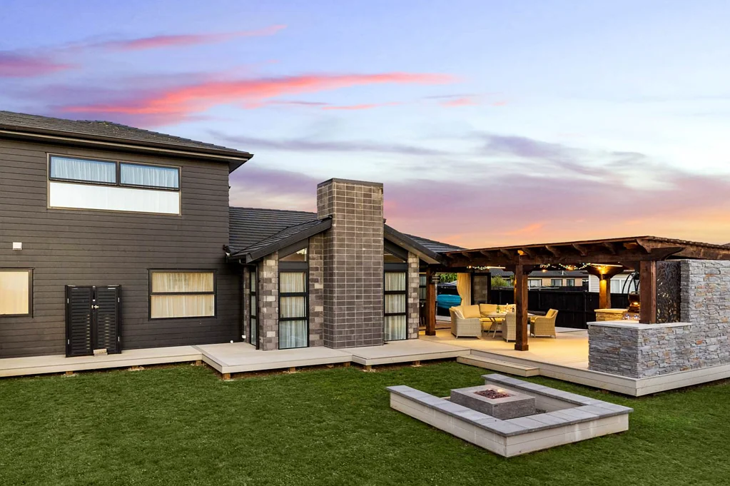 Pukekohe 6ਬੈੱਡਰੂਮ SUPER-SIZE DUAL LIVING DELIGHT - INCOME EARNER