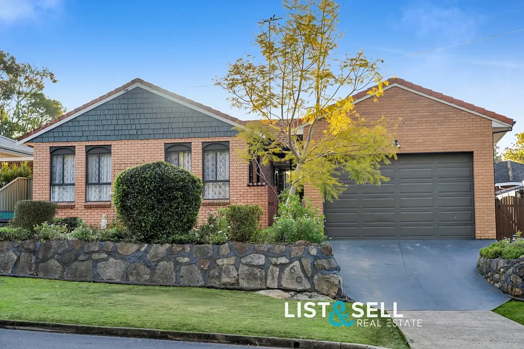 Campbelltown 3房 壮丽保护区背景  郁郁葱葱花园  开阔草坪  高起露台  充足采光  精心翻新厨房  Miele电器  主卧带步入式衣帽间  独立浴缸浴室  茂盛蔬果园  盐水泳池  高天花板单车库  自然宁静空间 Where Family, Fun, and Nature Unite to Create a Life Well-Lived
