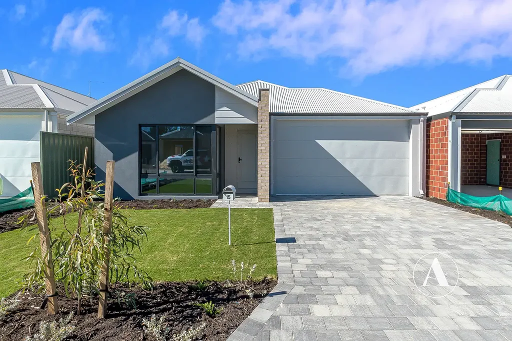 MODERN FAMILY LIVING IN THE HEART OF HENLEY BROOK