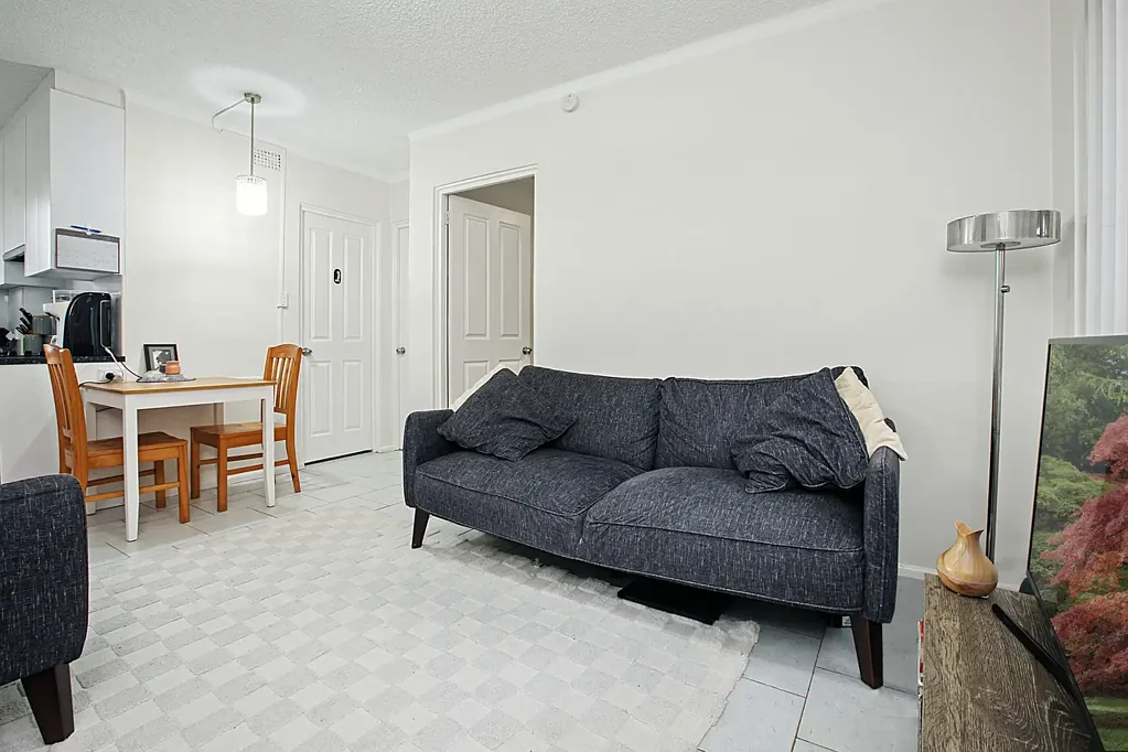 Air Conditioned Immaculate Renovated Apartment with Car Port