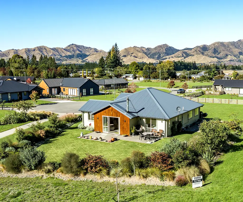 Hanmer Springs 3Kwarto Reserve frontage and mountain views - ‘As new’