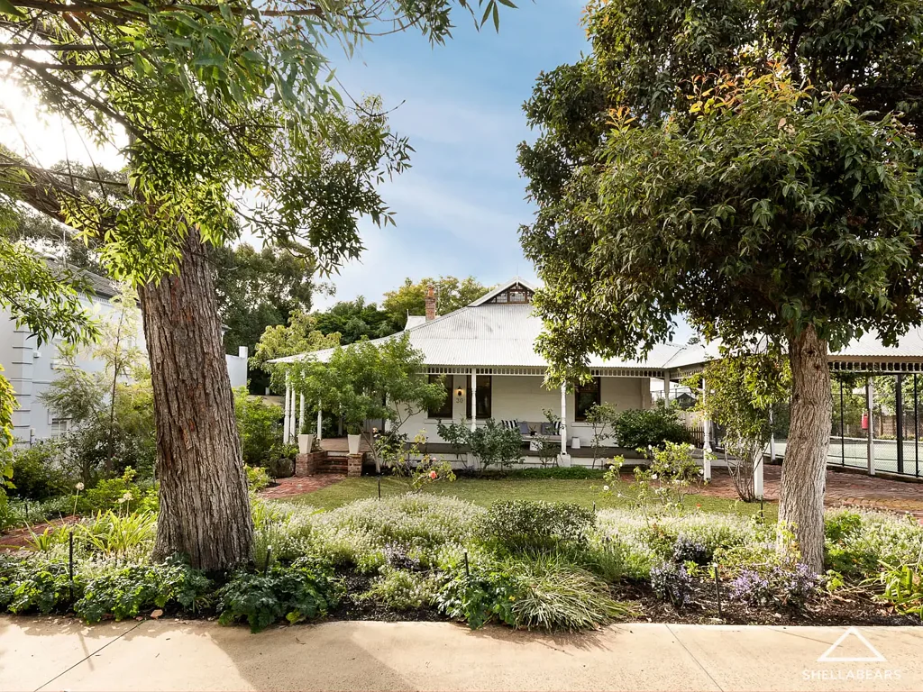 Claremont 5ห้องนอน Second Time Offered - Character Home with rare Northern Tennis Court Landholding