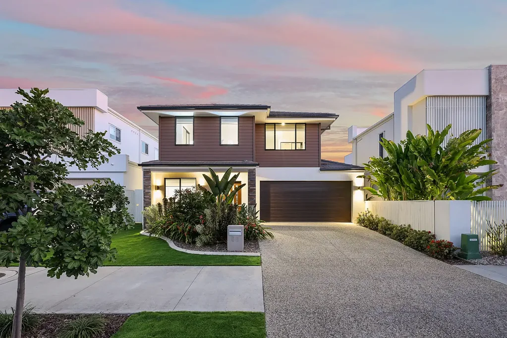 Newport 4 Bedroom Waterfront Luxury | Effortless Living | Entertainer's Dream