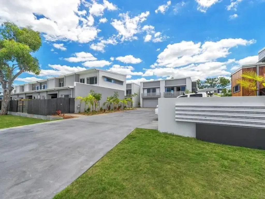 MODERN SPACIOUS TOWNHOUSE