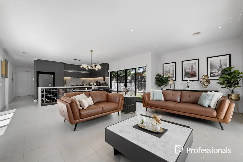 Glen Waverley 3房 拎包入住，太阳能供电，近在咫尺 MOVE-IN READY, SOLAR-POWERED & STEPS TO EVERYTHING