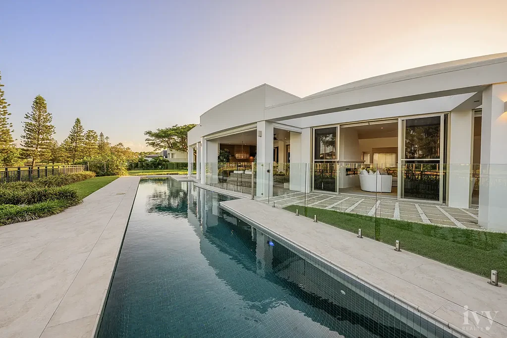 Hope Island 5غرفة نوم Architectural Luxury on a Rare Double Block
