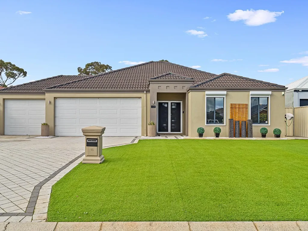 Lakelands 4Moenga Sought-after Lakelands family living.